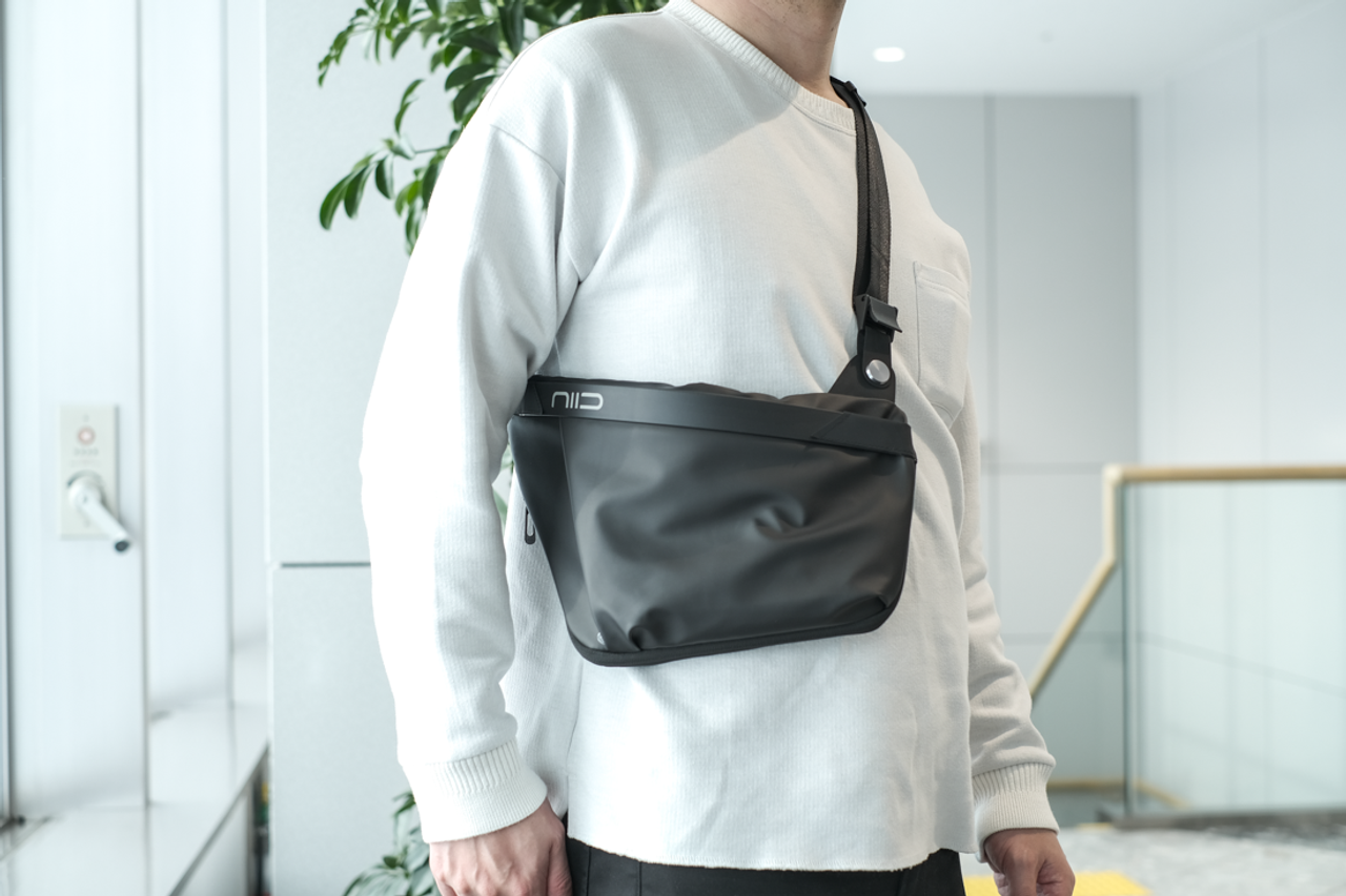 身体にフィットする極薄3cmの機能性スリングバッグ「niid FINO