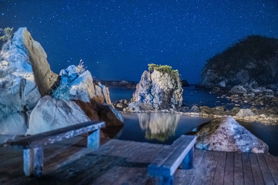 温泉から眺める星空は格別! 荘厳な景色を独り占めできる、贅沢な時間。
