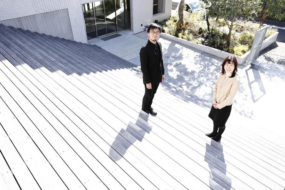 デザインストラテジストの太刀川英輔氏(左)と、リコー人事部長の瀬戸まゆ子氏(右)