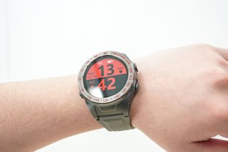 まさに1台2役。ワイヤレスイヤホンを内蔵するスマートウォッチ まさに1台2役。ワイヤレスイヤホンを内蔵するスマートウォッチ