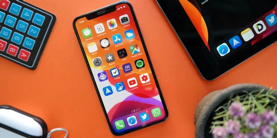 iPhone画面に並んだアプリアイコン