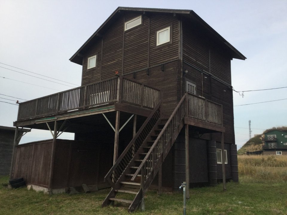 片井さんが7年かけてセルフビルドした北海道のログハウス。3階建ての実に立派な家