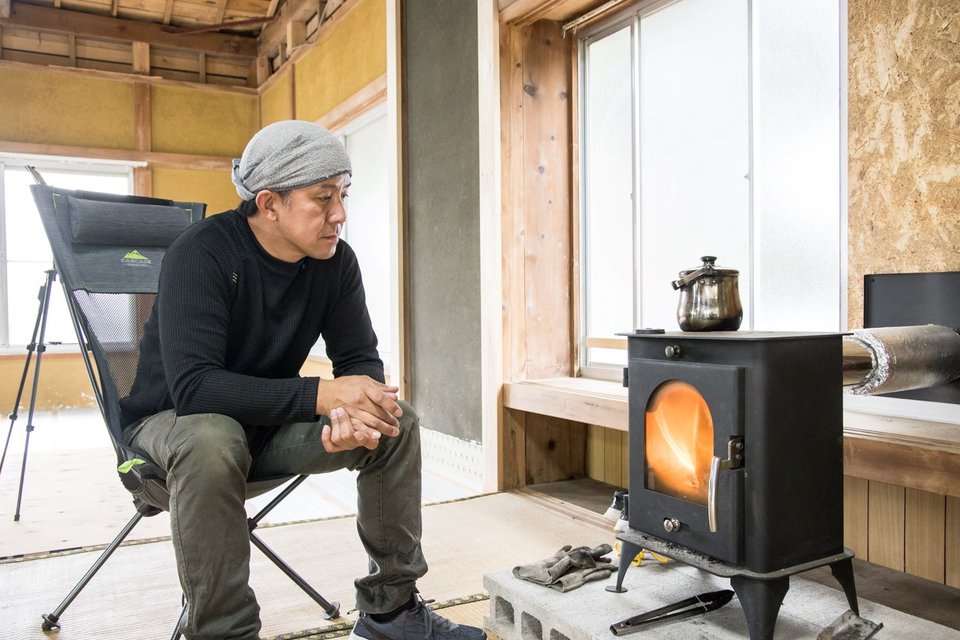 大好きな薪ストーブも自分でDIYした片井さん。炎を見つめる目が儚げ