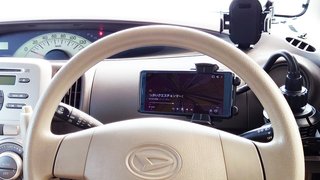 くねくね曲がる21cmのロングアームで、スマホが自由自在な車載ホルダー