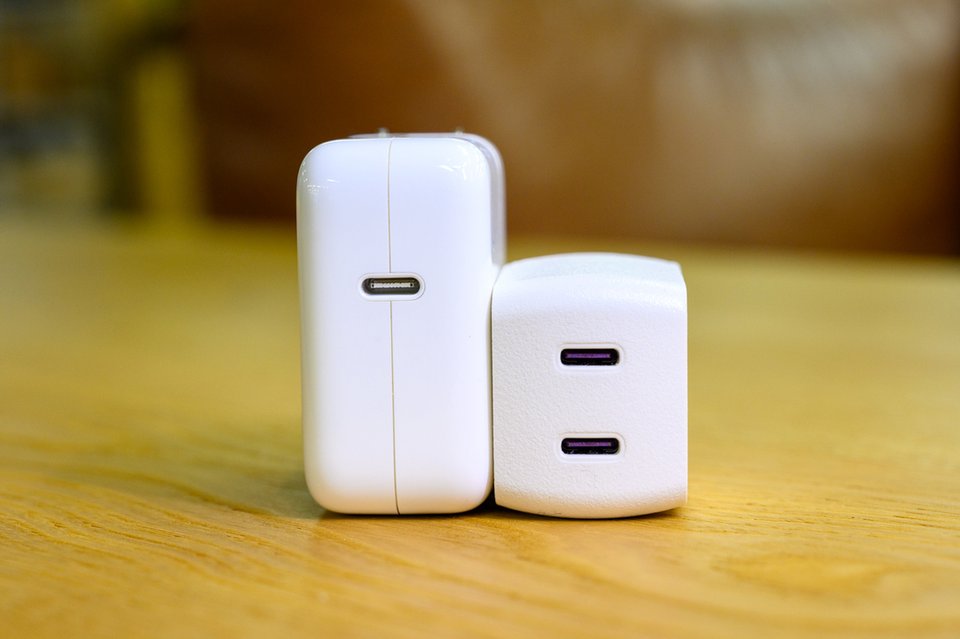 30W USB-C電源アダプタ(左)はUSB-C×1で30W。NovaPort DUO 45W(右)が45Wで2ポート。