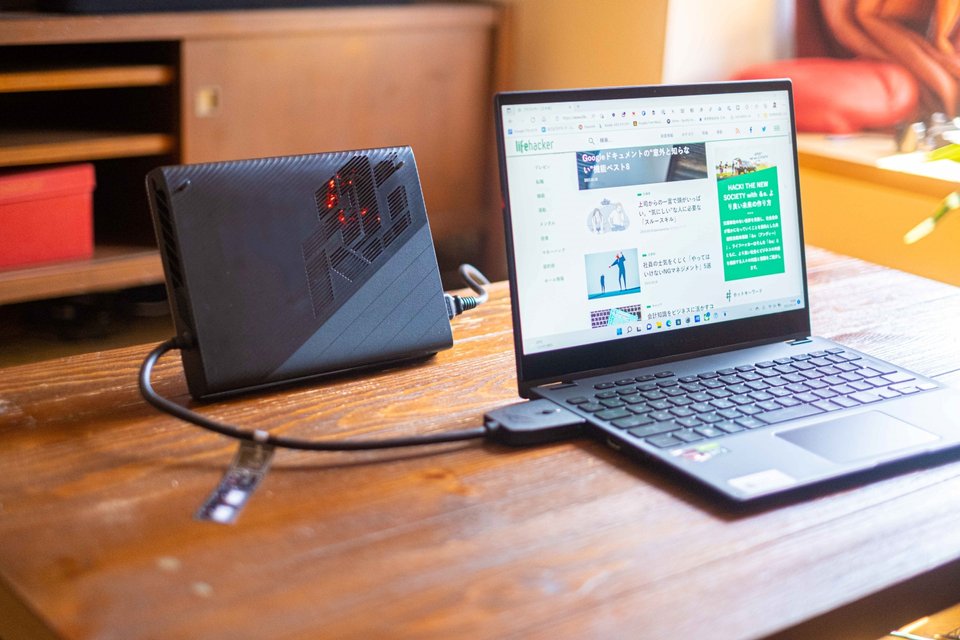 ゲーミングノートPC「ROG Flow X13 GV301RE」(右)と外付けGPUモジュール「ROG XG Mobile GC32L」(左)