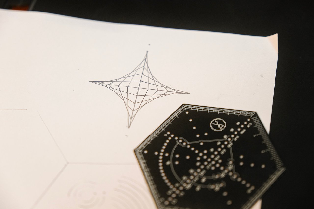 作家作品 幾何学模様の三角形陶器 チュニジア雑貨と北アフリカ物産 ブルーの伝統的幾何学文様