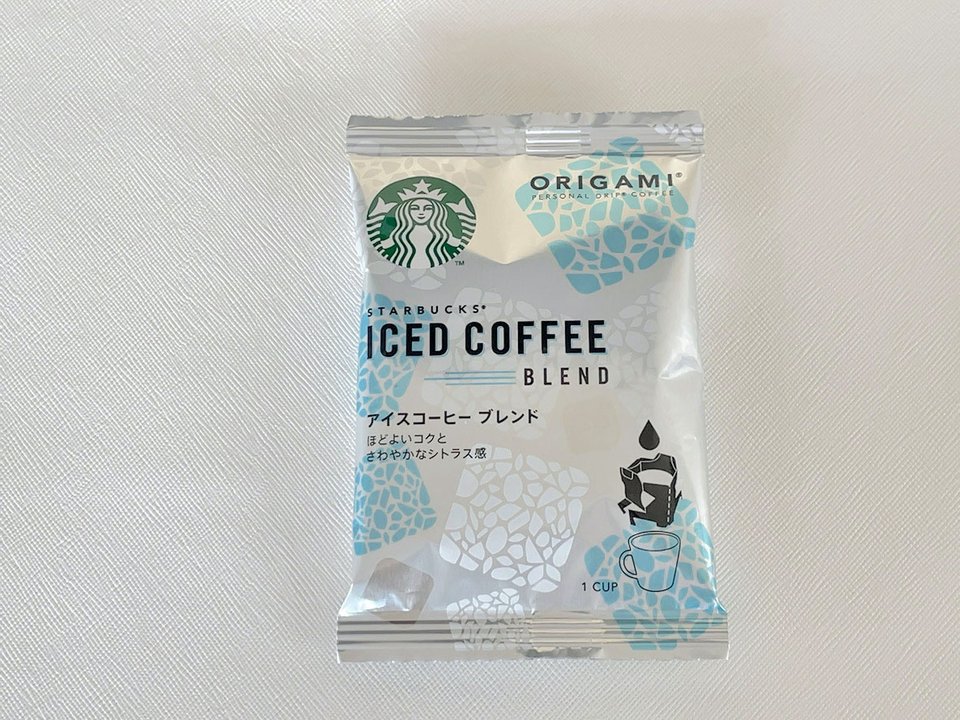 アイス専用ブレンドのコーヒーを使うと、よりおいしいアイスコーヒーが淹れられます。今回は、5月に発売になった夏季限定コーヒー「スターバックス オリガミ®︎ アイスコーヒー ブレンド」を使いました。<br>スターバックス オリガミ パーソナルドリップ コーヒー アイスコーヒー ブレンド(4袋 ×2個)1205円(税込) ※Amazon価格